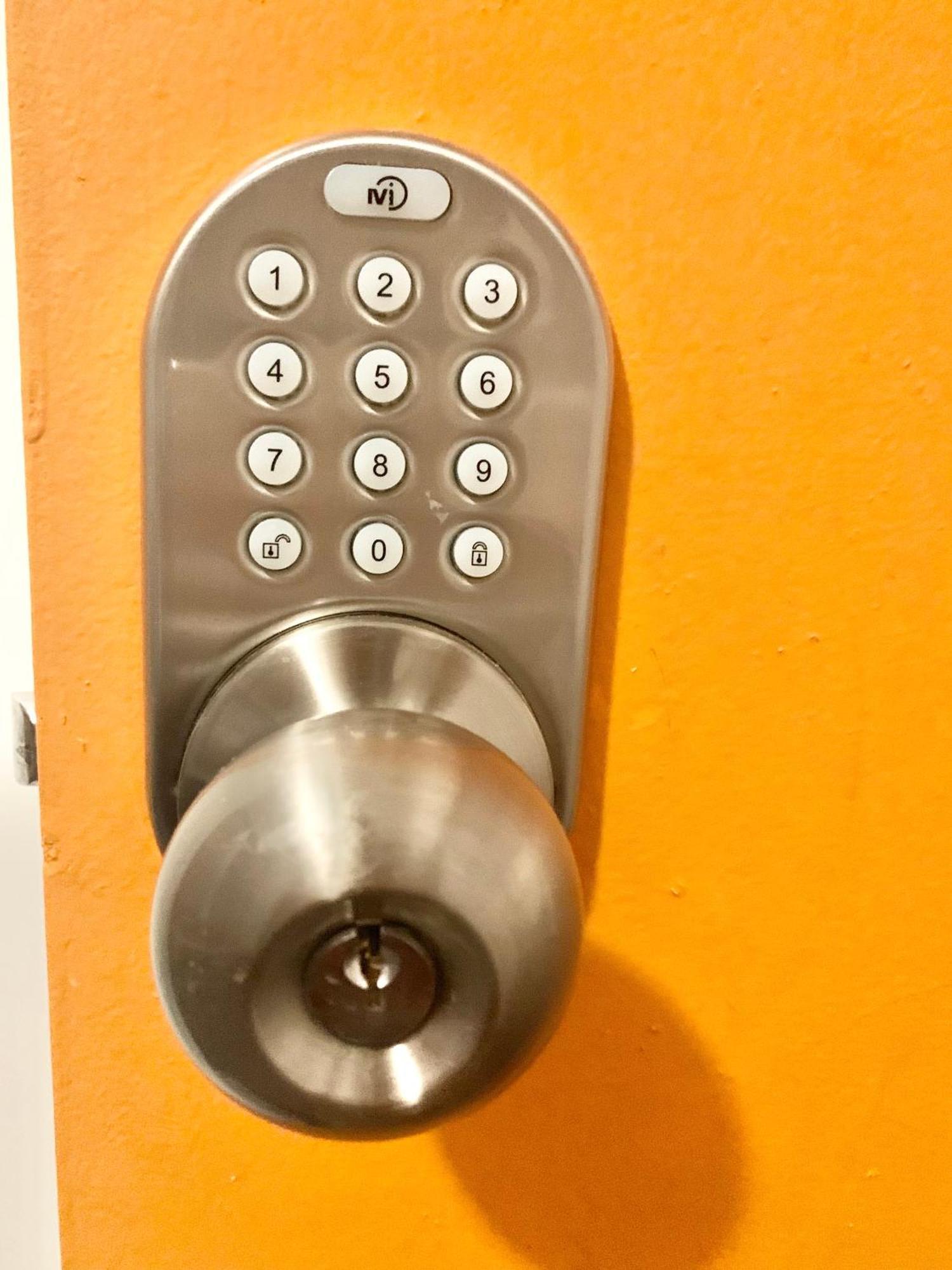 Women Only Rooms - Men Only Rooms - Free Wifi - Coffee Parking - Lockers 迈阿密 外观 照片